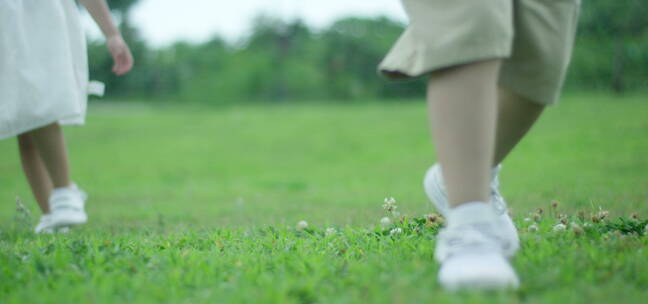 小孩 草地 踢球 玩耍