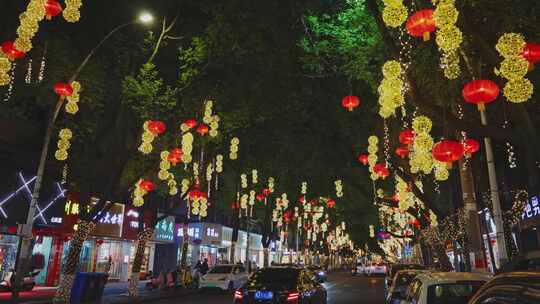 夜晚街道悬挂灯笼的节日景象