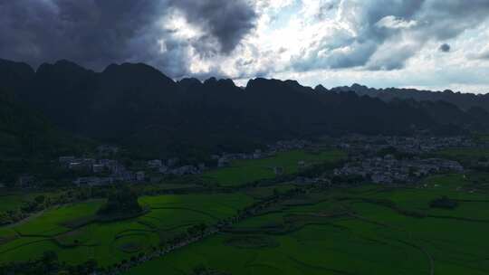 在贵州美丽的山区村落和山脉光