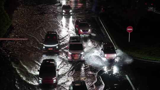 城市暴雨后道路积水夜间行车6