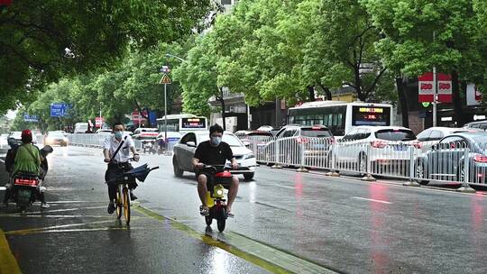 都市平凡生活-雨天骑电动车上班的人们