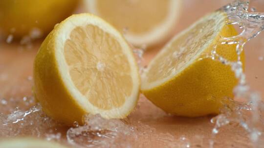 把水倒在切成两半的柠檬上