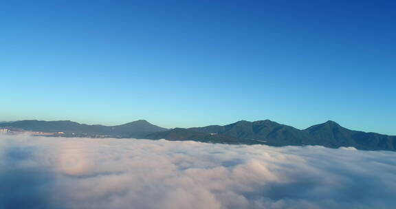 清晨的蓝天山川云海