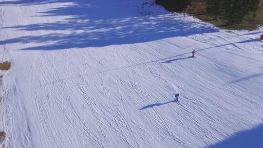 航拍正在滑雪的人们