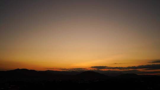 山脉晚霞天黑延时天空山峰夜幕降临日落余晖