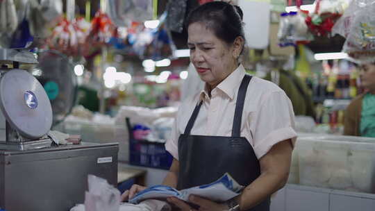 亚洲成熟女人做计算与计算器和智能手机在她