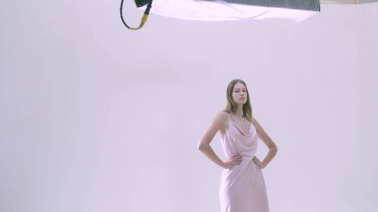 女模特在工作室摆姿势拍摄视频素材模板下载