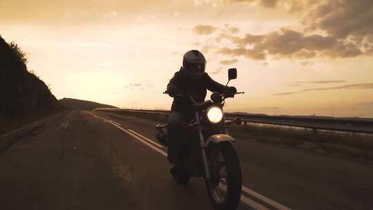 骑着老式摩托车的摩托车手剪影视频素材模板下载