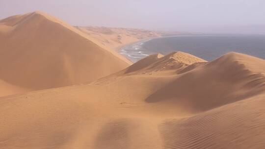 强风吹过沙丘吹起漫天黄沙