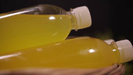 瓶装杯装金色果汁 (1)