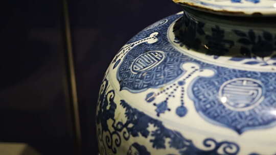 清代青花缠枝花卉纹天球瓶