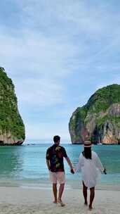 一对男女在海滩上散步皮皮岛泰国玛雅海滩清晨