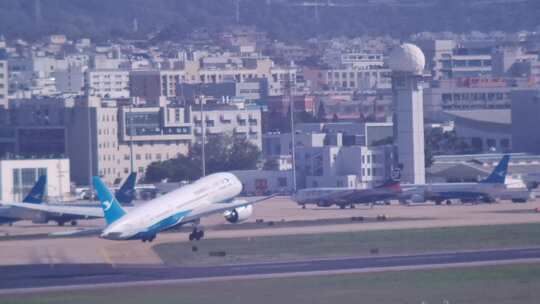 一架厦门航空飞机在厦门高崎机场滑跑起飞