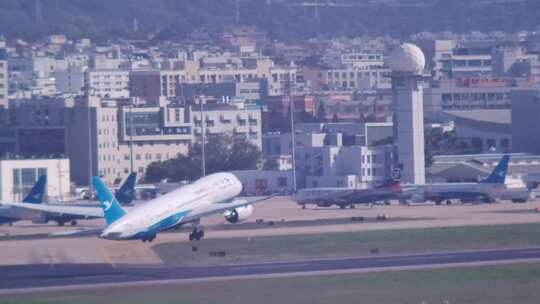 一架厦门航空飞机在厦门高崎机场滑跑起飞视频素材模板下载