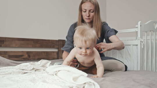 女人穿衣蹒跚学步