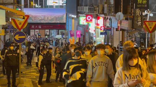 圣诞夜香港兰桂坊年轻人街头庆祝