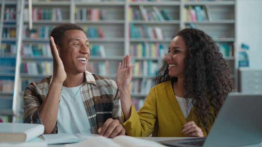 两个学生朋友同学非裔美国人男人拉丁裔白人