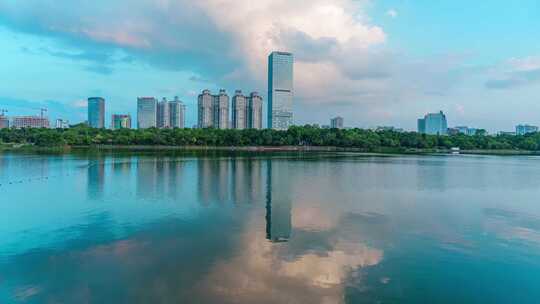 广西南宁南湖公园城市摩天大楼与蓝天白云视频素材模板下载