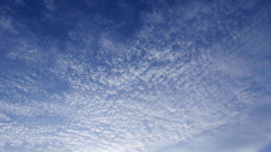 摄影白天的天空与蓬松的云视频循环