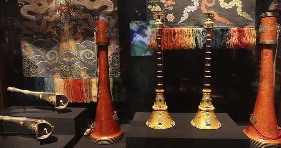 清代檀香木包金嵌宝石唢呐
