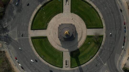 城市中一座雕像环形交叉路口的上图