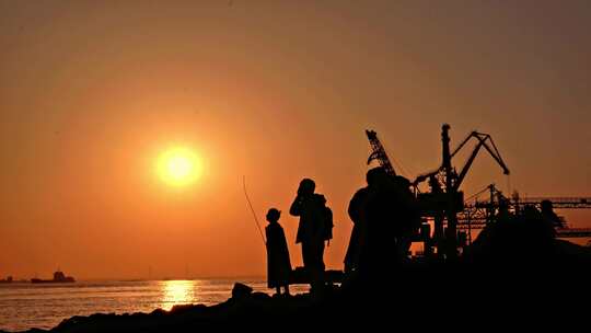 扬州六圩灯塔江边落日夕阳码头人群拍照轮船视频素材模板下载