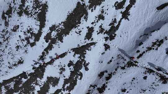 航拍攀登岷山山脉主峰雪宝顶雪山的登山队