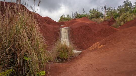 水流经过沙堆形成的瀑布景观