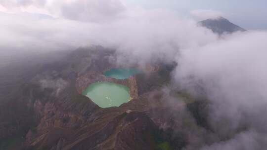 印度尼西亚雾蒙蒙的山脉和火山口湖的鸟瞰图