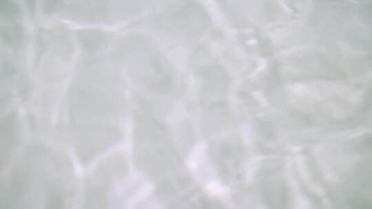 白色浴缸里波浪荡漾的清水表面让水平静