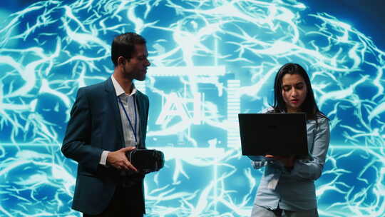 使用人工智能和虚拟现实技术的IT专家