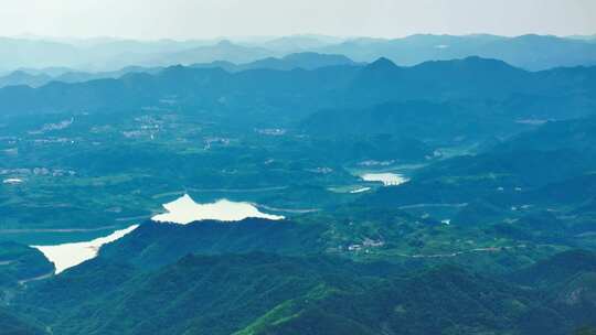 天姥山的连绵群山