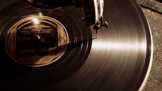 黑胶唱片机转动播放音乐