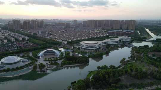 航拍日落的昆山夏驾河湿地公园与城市风光