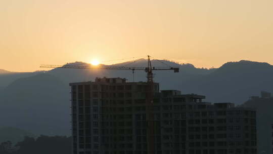 城市摩天大楼建筑工地塔吊上的日出。延时。