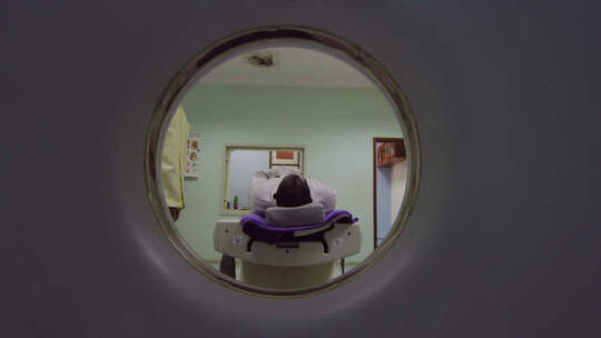 非洲坦桑尼亚透过圆形窗口观察医疗检查场景