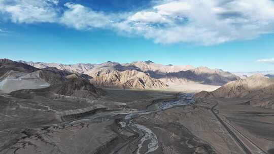 青海昆仑山脉下雅丹山谷中的青藏铁路和公路