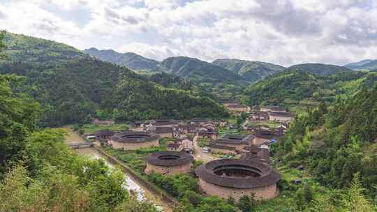 夏日清晨河坑土楼群的航拍景观