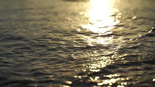 金色沙滩阳光海水潮水浪花海滩唯美海边夕阳