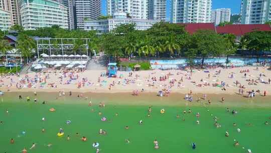 三亚市大东海旅游区冬季沙滩海岸线外国游客