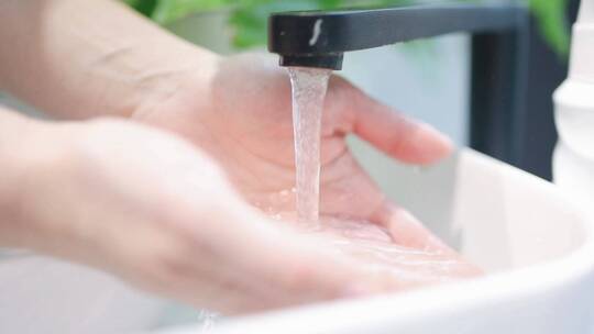 一个人用水龙头洗手视频素材模板下载