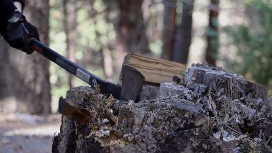 男子在森林里用斧头劈柴慢镜头视频素材模板下载