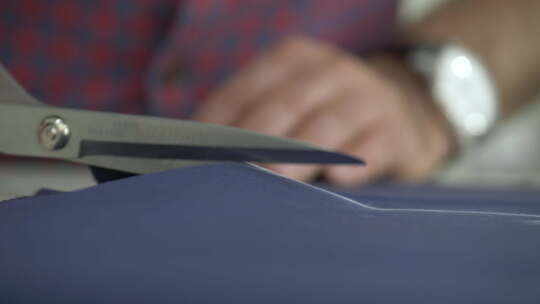 裁缝剪刀正在裁布特写视频素材模板下载