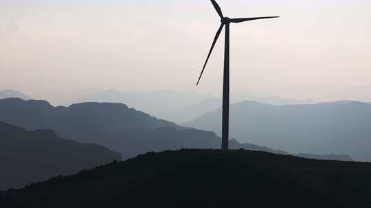 贵州高原日落时的风力发电风景风光
