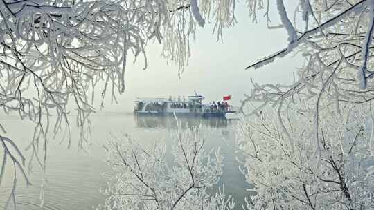 雾气雾凇游船国旗冰雪旅游宣传片口播素材