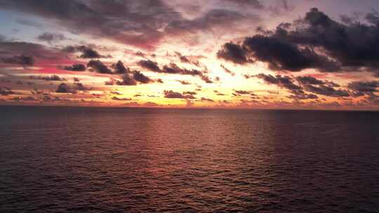 航拍海上夕阳落日火烧云晚霞霞光平静的海面视频素材模板下载