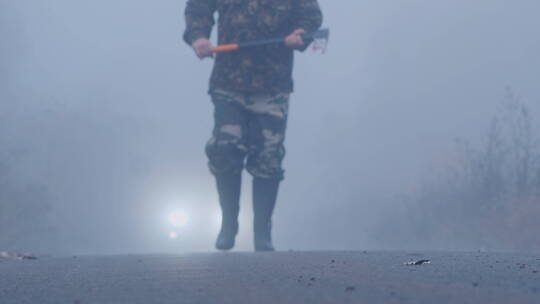 拿着斧头的士兵走在雾中视频素材模板下载