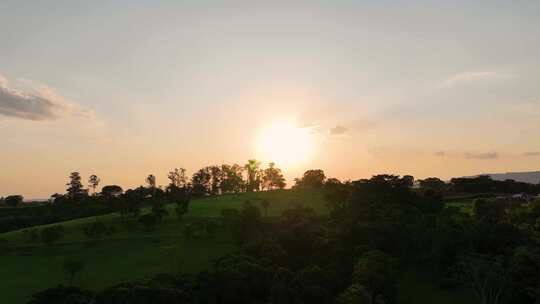 夕阳下的乡村生活风景。乡村景观。森林树木风景。