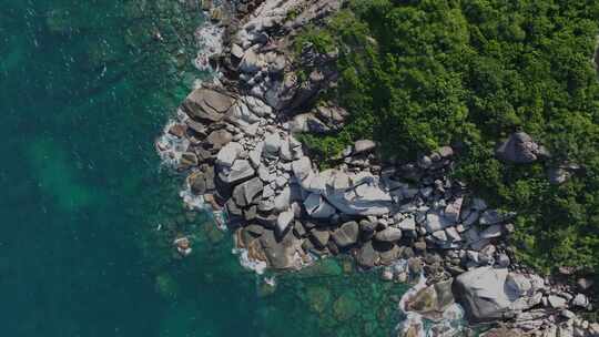 航拍三亚蜈支洲岛海浪碧绿海水礁石游艇沙滩