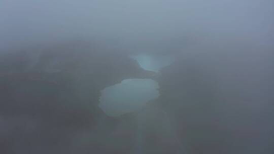 航拍雨雾天的川藏线姊妹湖风光视频素材模板下载